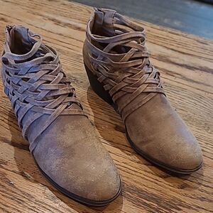 Fergalicious sz 10 strappy ankle  booties